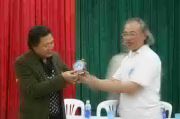 VS Nguyễn Ngọc Nội tặng ông Lê Khang biểu tượng của võ đường